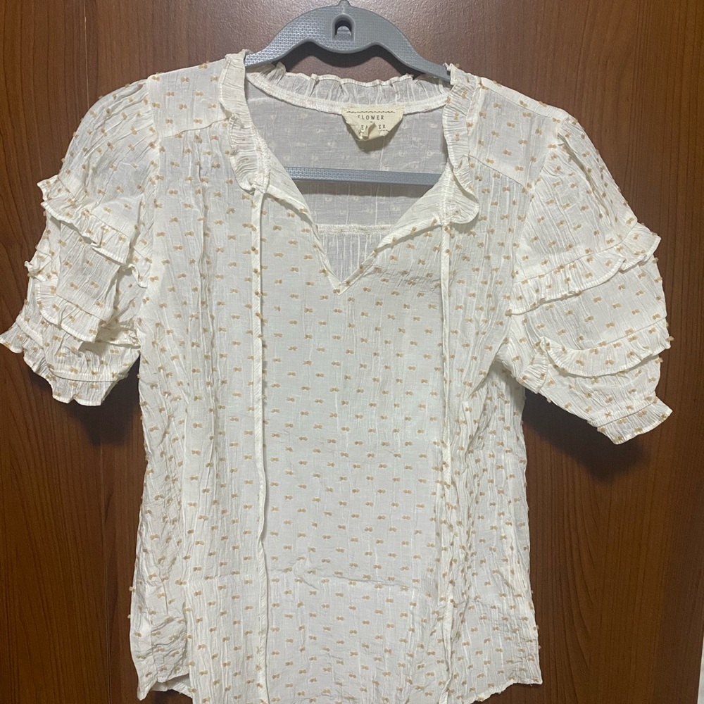 Flower & Feather white with tan textured bows Blouse Ruffled short sleeves sz M